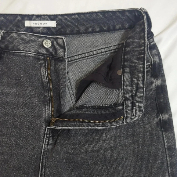 PacSun Mom Jean, Color Beverly Wash Size 28 - Picture 9 of 16